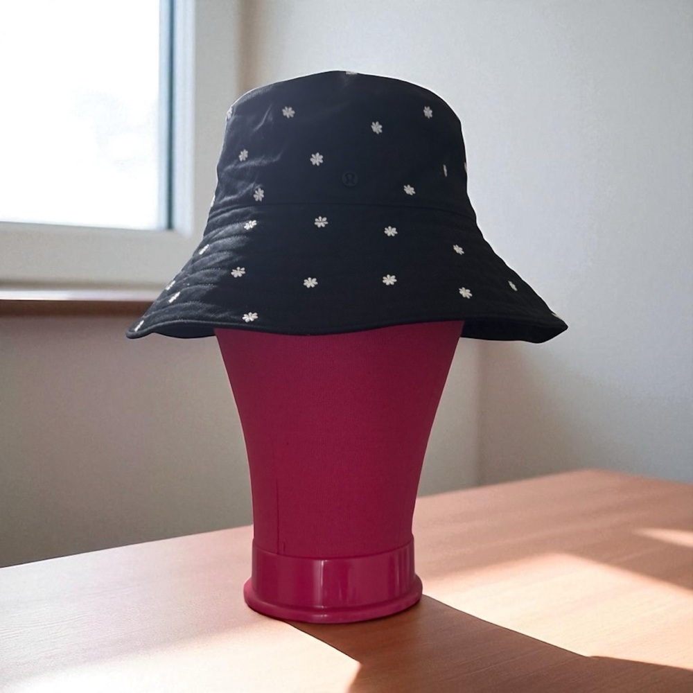 Lululemon Athletica Black and White Bucket Hat